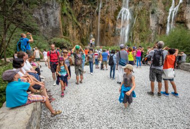 Parkta yürüyen bir grup insan
