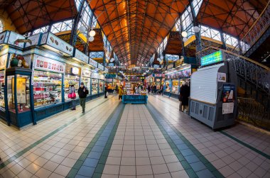 Büyük alışveriş merkezinin içi.