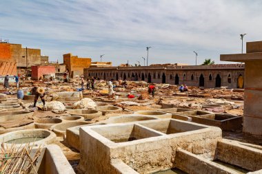 MARRAKESH, MOROCCO - 4 Haziran 2013: Kimliği belirlenemeyen kişiler 4 Haziran 2013 'te Fas' taki tabakhane çarşısında bu işi gerçekleştirdiler.)