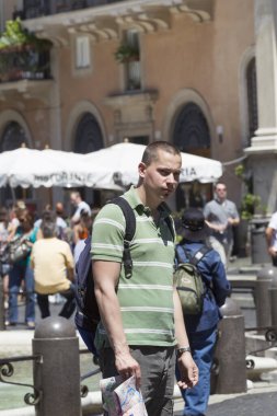 Sırt çantası ve dünya haritası olan genç bir adam.