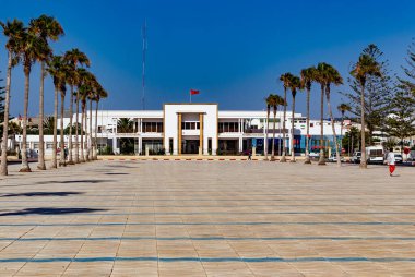 Tropikal şehirde büyük bir meydan