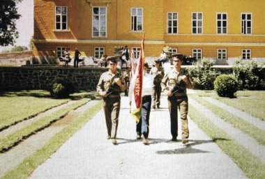 Şehirde yürüyen bir grup arkadaş.