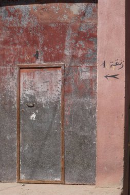 Kırmızı duvarlı eski ahşap kapı.