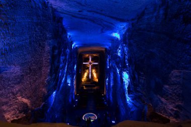 ZIPAQUIRA, COLOMBIA - 22 Ekim 2015: Yeraltı tuz katedralindeki şapel Zipaquira çok renkli tünellerde bir madenden inşa edildi.