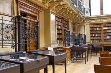 Kafede bir restoranın içinde.