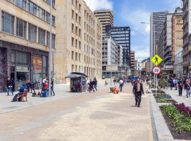BOGOTA, COLOMBIA - 22 Ekim 2015: Kimliği belirsiz insanlar La Candelaria 'nın diskinde yürüyorlar. La Candelaria Bogota 'nın tarihi merkezi. Kolombiya 'nın başkenti burada 1538' de kuruldu.