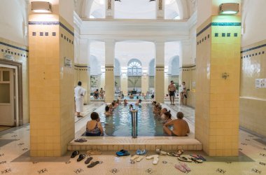 Budapeşte, Macaristan 16 Ekim 2017: Macaristan 'ın Budapeşte kentinde Szechenyi hamamlarının içi. Avrupa 'nın en büyük termal banyo kompleksi..