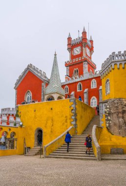 SINTRA, PORTUGAL - 3 Ocak 2017: Portekiz 'in Sintra kentindeki Sao Pedro de Penaferrim şehrindeki Pena Sarayı' nı ziyaret edenler.
