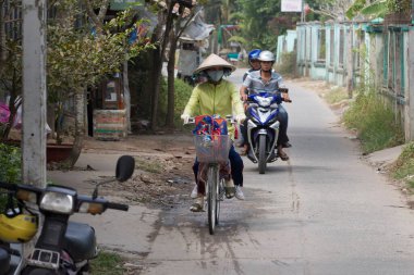 Yolda bisiklet süren insanlar.