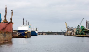 Riga, Letonya limanında kargo gemisi
