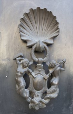 Tapınaktaki kapı tokmağının ayrıntıları.