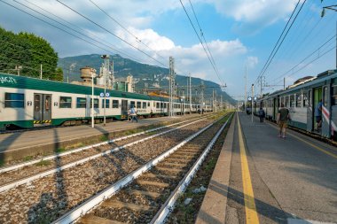 Şehirdeki tren istasyonu manzaralı.