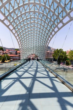 TBILISI, GEORGIA - 22 Ekim 2014 tarihinde Tiflis 'te olduğu gibi Gürcistan' ın başkenti Tiflis 'te bulunan Kura Nehri üzerindeki bir yaya köprüsü olan Barış Köprüsü.