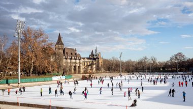 BUDAPEST, HUNGARY - 11 Aralık 2016: Macaristan 'ın Budapeşte kentindeki Ana Şehir Parkı' ndaki Vajdahunyad şatosunun önünde insanlar paten kayıyor.