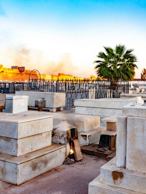 Fez, Fas - 19 Temmuz 2014: Fez, Fas 'taki şehir duvarlarının dışındaki mezarlık.