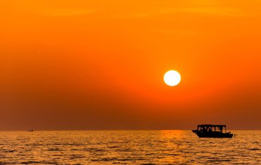 Denizde gün batımı