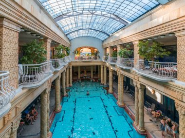 BUDAPEST, HUNGARY - 4 Kasım 2017: Gellert Spa and Bath 'da yüzme havuzu, sanat tarzında popüler bir termal banyo, 1918 yılından beri açıktır..