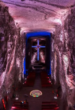 ZIPAQUIRA, COLOMBIA - 22 Ekim 2015: Yeraltı tuz katedralindeki şapel Zipaquira çok renkli tünellerde bir madenden inşa edildi.  