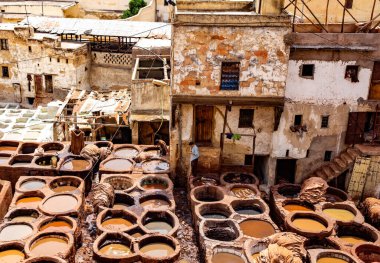 Fez, Fas - 19 Temmuz 2014: Fez, Fas 'taki geleneksel tabakhane çarşısı.