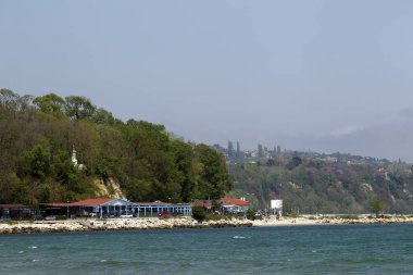 Deniz manzarası ve Çin adasının dağları.