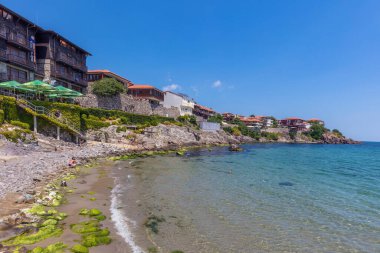 SOZOPOL, BULGARIA, 22 Temmuz 2016: Central Beach and view of the Old Town. Sozopol MÖ 7. yüzyılda Yunan sömürgeciler tarafından kuruldu. Günümüzde ülkenin en büyük sahil beldelerinden biridir.
