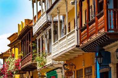 CARTAGENA, COLOMBIA - 29 Ekim 2015: Cartagena şehir merkezi caddesi. Kolombiya 'nın en büyük beşinci şehri ve Barranquilla' dan sonra bölgenin en büyük ikinci şehridir..