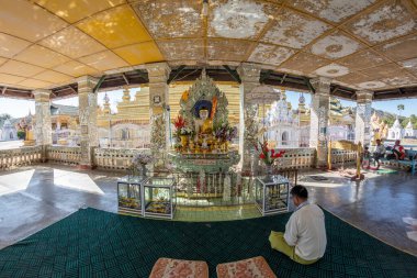 Bangkok 'taki büyük sarayın içinde.