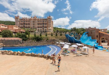 ELENITE, BULGARIA - 16 Temmuz 2016: Elenite Holiday Village 'daki Aqua parkı, Elenite' nin sadece 10 km kuzeyinde, Burgaz 'ın 30 km kuzeyinde yer alıyor. Holiday Village şık villalar ve otel odaları sunuyor.. 