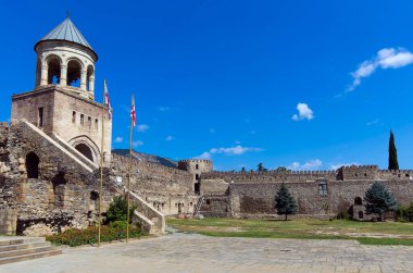 Mtskheta, GEORGIA - 18 Temmuz 2015 'te Mtskheta' da olduğu gibi Svetitskhoveli Katedrali (11. yüzyıl). Gürcistan 'ın en eski şehirlerinden biri olan Mtskheta, Tiflis' in 20 km kuzeyinde yer almaktadır..