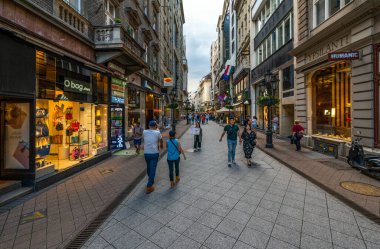 Budapeşte, Macaristan - 4 Mayıs 2020: Vaci sokağı, şehrin ana yayalık alanı