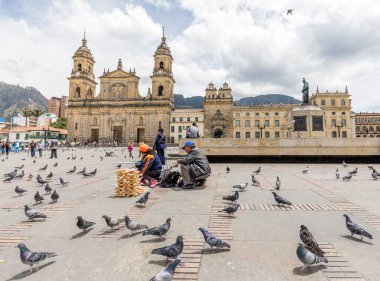 BOGOTA, COLOMBIA - 22 Ekim 2015: Başkent merkezindeki Bolivar Meydanı 'nda kimliği belirsiz insanlar. Bogota Latin Amerika 'nın en hızlı büyüyen büyük şehridir..