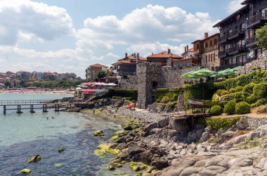 SOZOPOL, BULGARIA, 22 Temmuz 2016: Central Beach and view of the Old Town. Sozopol MÖ 7. yüzyılda Yunan sömürgeciler tarafından kuruldu. Günümüzde ülkenin en büyük sahil beldelerinden biridir.