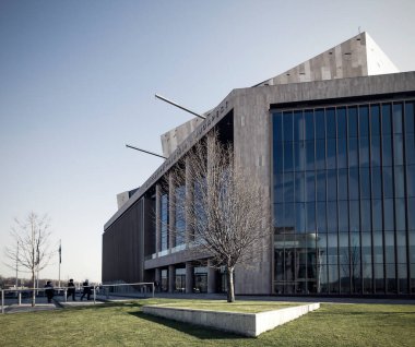 Cam ve tuğla duvarlı modern bina