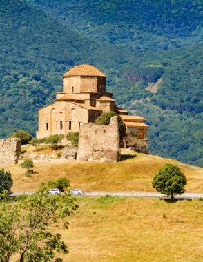 Mtskheta, GEORGIA - 18 Temmuz 2015 tarihinde Mtskheta 'da olduğu gibi Jvari Manastırı (6. yüzyıl). Gürcistan 'ın en eski şehirlerinden biri olan Mtskheta, Tiflis' in 20 km kuzeyinde yer almaktadır.. 