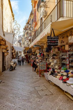 BUDAPEST, HUNGARY - 23 Kasım 2019: Macaristan 'ın başkenti Budapeşte' deki Vorosmarty Meydanı 'ndaki yıllık Noel Fuarı' nı kimliği belirsiz kişiler ziyaret etti.