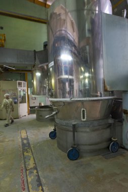 Bir fabrikanın içinde.