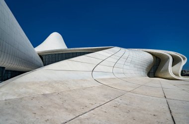 Bakü, Azerbaycan - 6 Mayıs 2019: Bakü 'deki Heydar Aliyev Kültür Merkezi. Kültür merkezi, mimar Zaha Hadid tarafından inşa edildi..