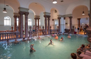 Budapeşte, Macaristan 16 Ekim 2017: Macaristan 'ın Budapeşte kentinde Szechenyi hamamlarının içi. Avrupa 'nın en büyük termal banyo kompleksi..
