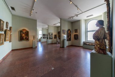 Tarihi binadaki sanat galerisinin içi
