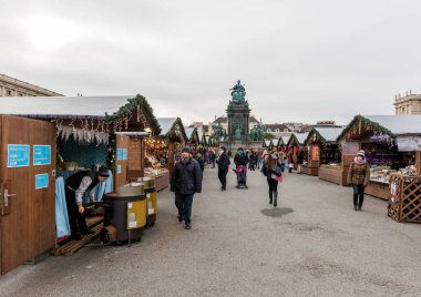 VİANNA, AUSTRIA - 19 Aralık 2019 İnsanlar Avustralya 'nın başkentindeki yıllık Noel pazarını ziyaret ediyor. 