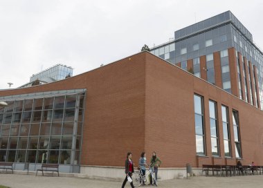 Şehirdeki bir grup insan.