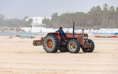 HAMMAMET, TUNISIA - 4 Şubat 2009 'da Hammamet, Tunus' ta plajda işçi. Şehir Tunus 'taki ilk turizm beldesiydi..