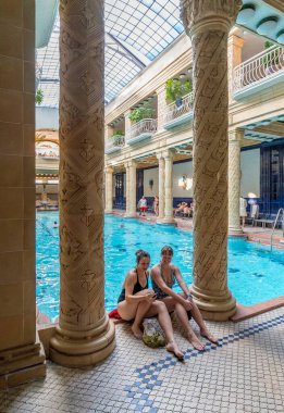 BUDAPEST, HUNGARY - 4 Kasım 2017: Gellert Spa and Bath 'da yüzme havuzu, sanat tarzında popüler bir termal banyo, 1918 yılından beri açıktır..
