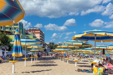 NESSEBAR, BULGARIA - 18 Temmuz 2016: New City 'deki Nessebar Sunny Beach' teki insanlar. Tatil köyünün inşaatı 1958 'de komünist dönemlerde başladı..