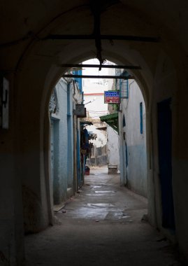 Eski Fas, Chefchaouen kasabasında dar bir sokak.