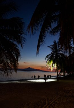 Sahilde gün batımı