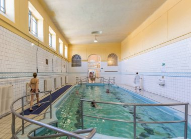 Budapeşte, Macaristan 16 Ekim 2017: Macaristan 'ın Budapeşte kentinde Szechenyi hamamlarının içi. Avrupa 'nın en büyük termal banyo kompleksi..