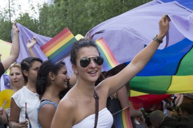 BUDAPEST, HUNGARY - 6 Temmuz 2013 'te Budapeşte, Macaristan' da LGBT (lezbiyen, gey, biseksüel ve transseksüel) haklarını desteklemek için düzenlenen Eşcinsel Onur Yürüyüşüne kimliği belirsiz kişiler katıldı..