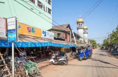 Hoi şehrinin geleneksel caddesi bir Vietnam