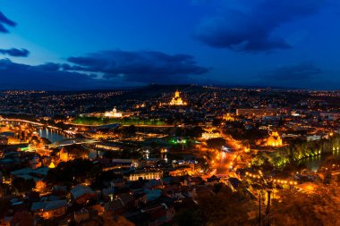 Güzel bir yaz gününde, Trieste şehrinin gece manzarası, İtalya
